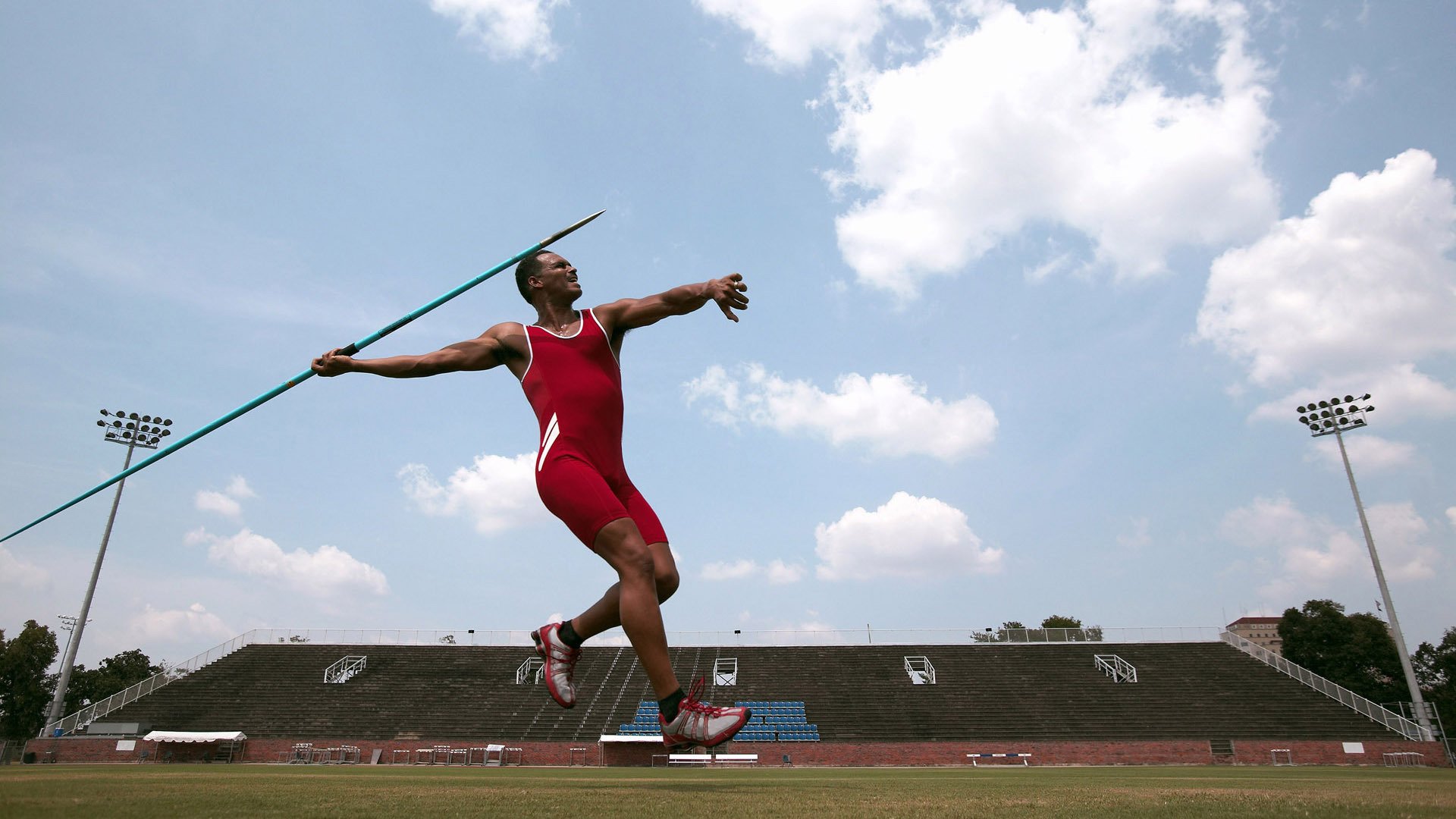 全国田径锦标赛跳远项目激烈角逐 新星闪耀破纪录